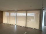 Instalación de cortinas enrollables con tejido técnico screen, referencia 420P abertura del 1% y color White/Linen, en vivienda de Pallejà