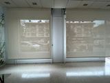 Instalación de cortinas enrollables con tejido técnico screen, referencia 380P abertura del 5% y color White, en oficinas de Sant Quirze del Vallès