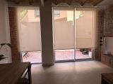 Estores enrollables con tejido técnico screen, referencia 380P abertura del 5% y color White, en vivienda de Barcelona