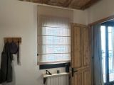 Instalación de cortina plegable con tejido Yutes, referencia Neutra 50% poliéster 50% lino  y color 14 Arena, en vivienda de Barcelona