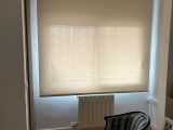 Instalación de cortinas enrollables y motorizadas con tejido técnico screen, referencia 380P abertura del 5% y color White/Linen, en vivienda de Barcelona