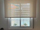 Instalación de estores enrollables con tejido técnico screen, referencia PS550 abertura del 5% y color blanco lino, en vivienda de Barcelona