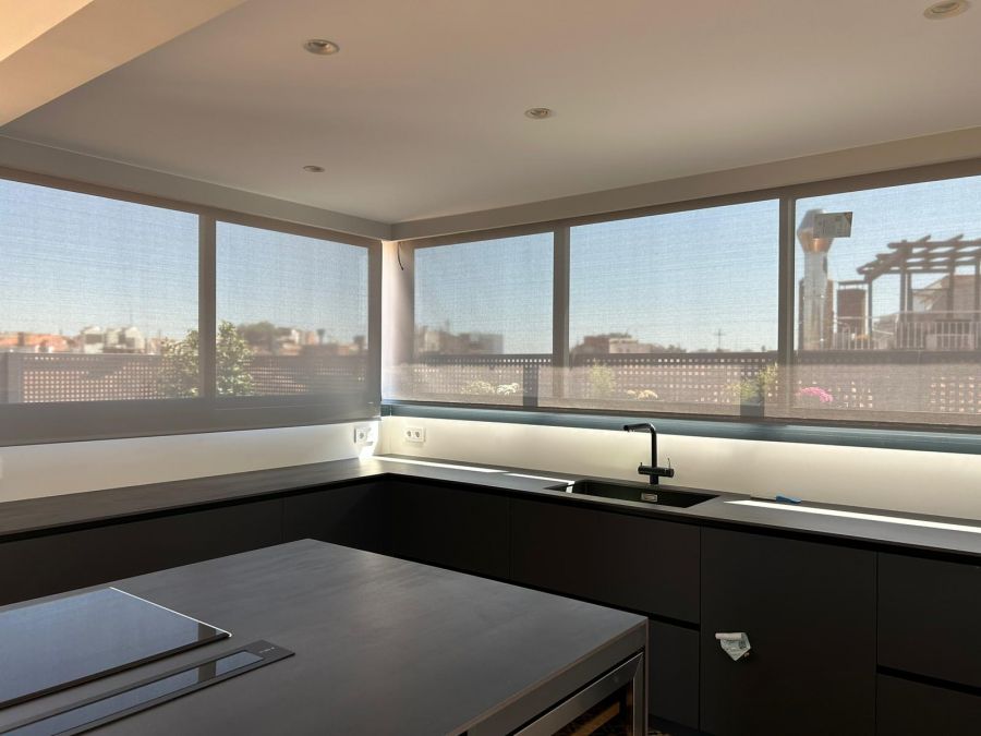 Cortina enrollable motorizada para cocina en vivienda