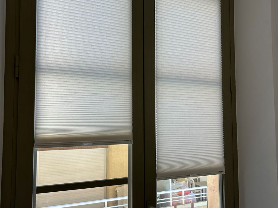 Cortina glass fit pleat con tejido de color blanco instalada en domicilio de Sant Feliu de Guíxols Cortina glass fit pleat instalada en domicilio de Sant Feliu de Guíxols