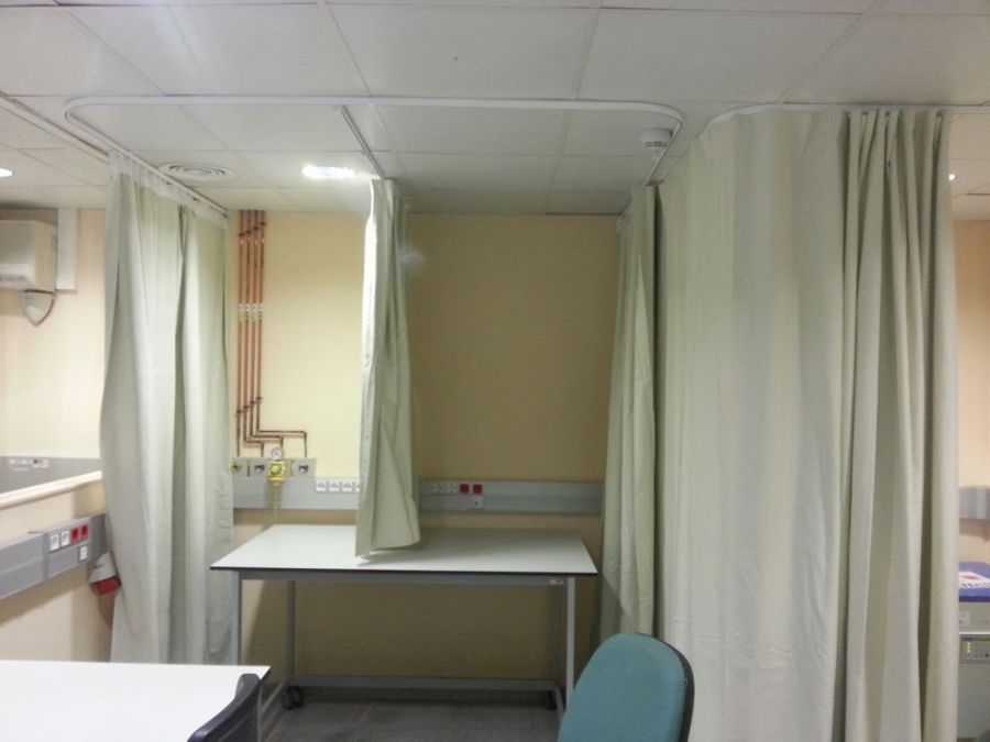 Cortinas tradicionales opacas instaladas en residencia