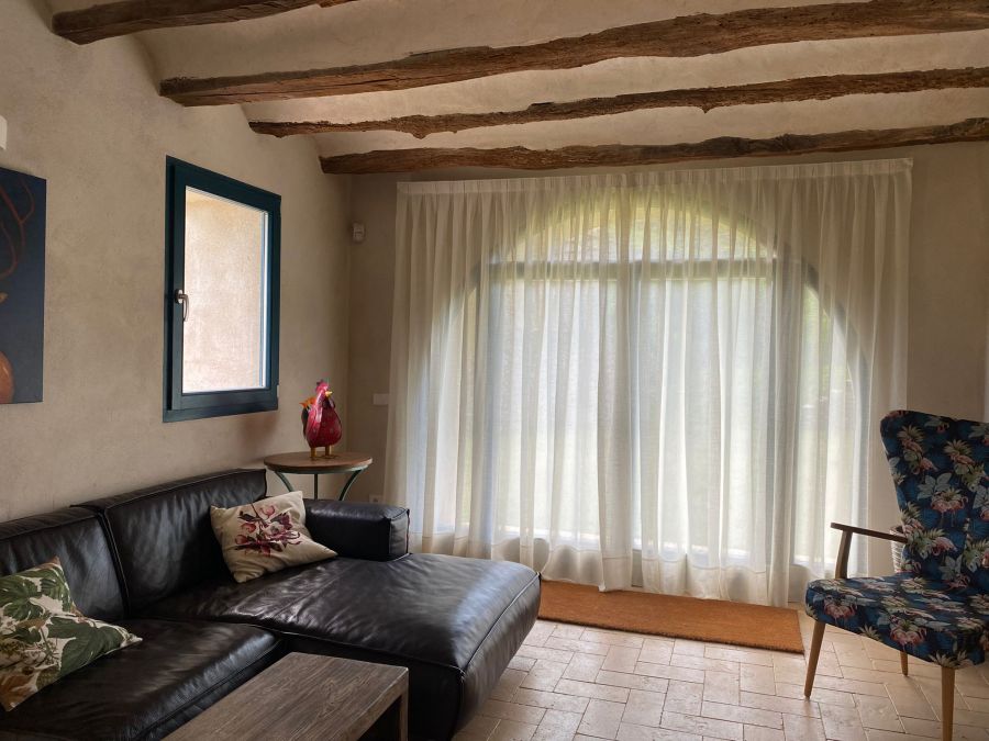 Cortina tradicional visillo color blanco, instalada en salón de casa rural de Besalú, Girona