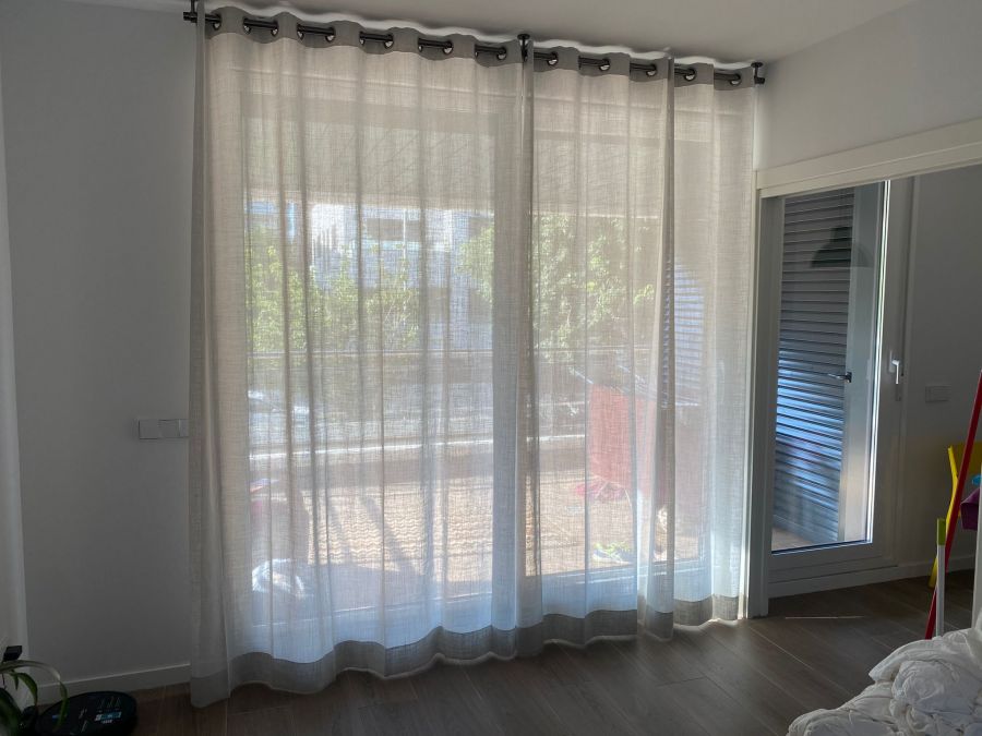 Cortina tradicional instalada en vivienda en Sant Cugat del Vallès