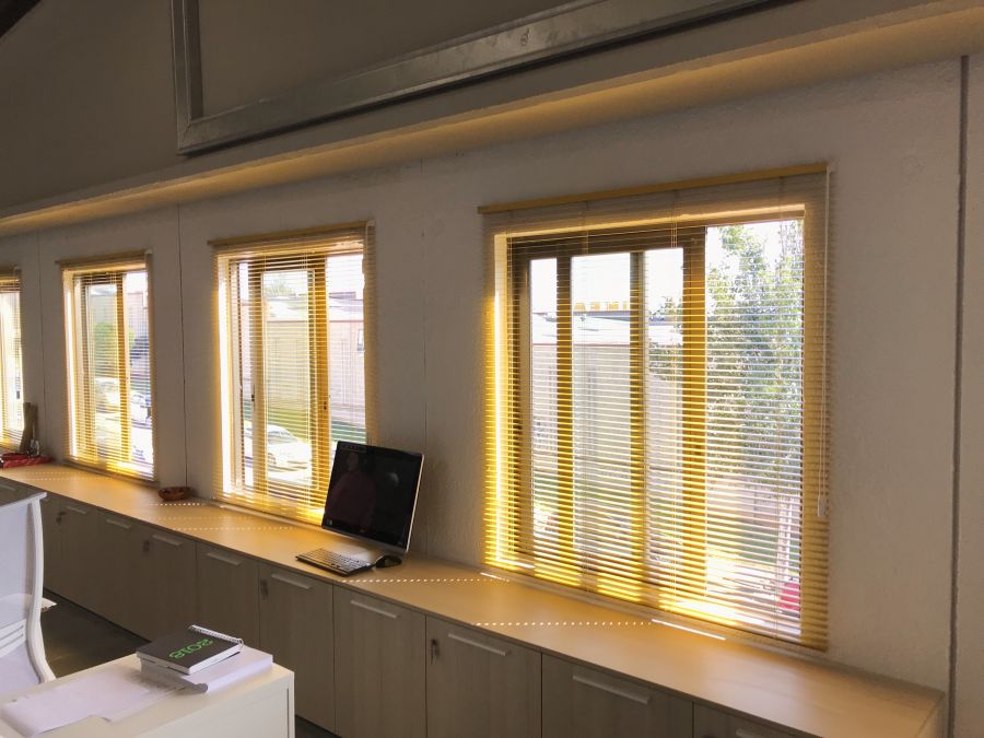 cortina_veneciana_aluminio_amarillo_abierta