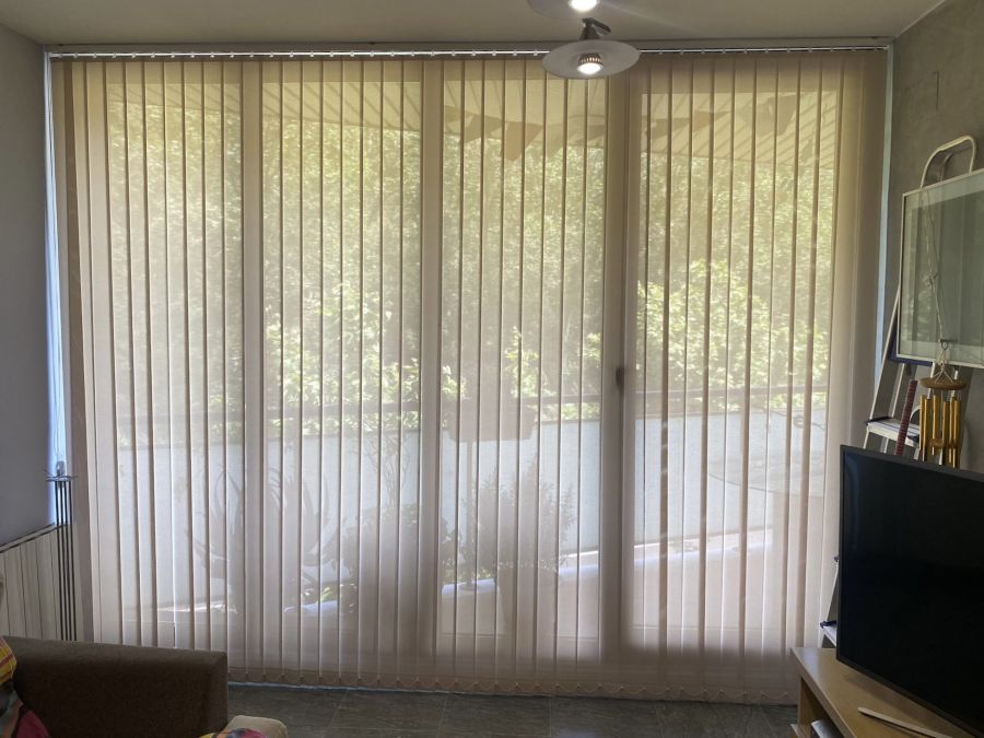 cortina_vertical_instalada_en_comedor_de_vivienda_en_torrelles_del_llobregat