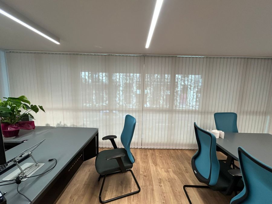 Cortina vertical lamas 89mm instaladas en despacho en Barcelona, ejemplo lamas cerradas