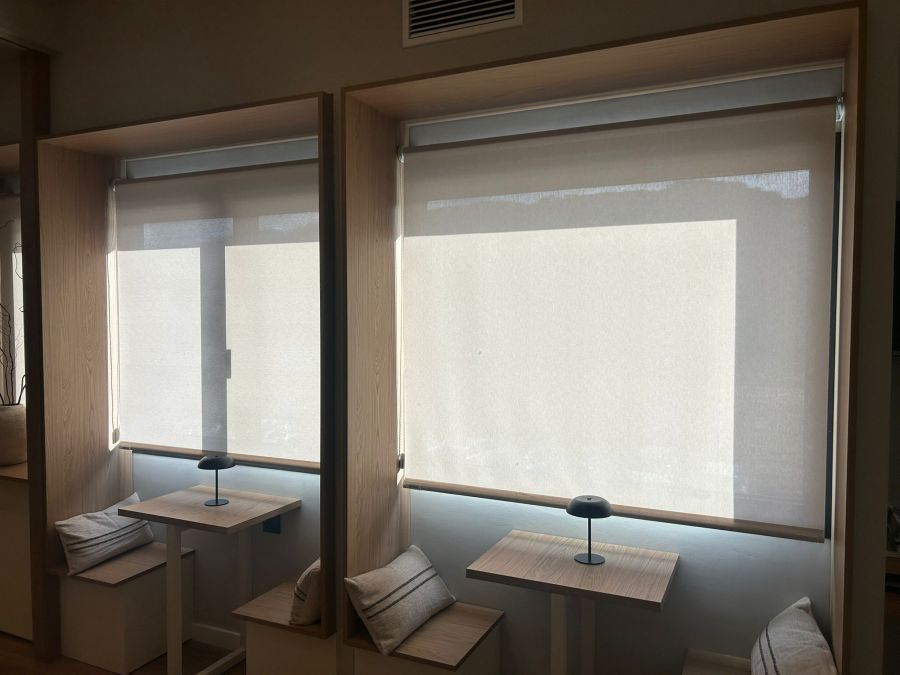Cortinas con tejido técnico screen con abertura del 1% instaladas en empresa en Llinars del Vallès