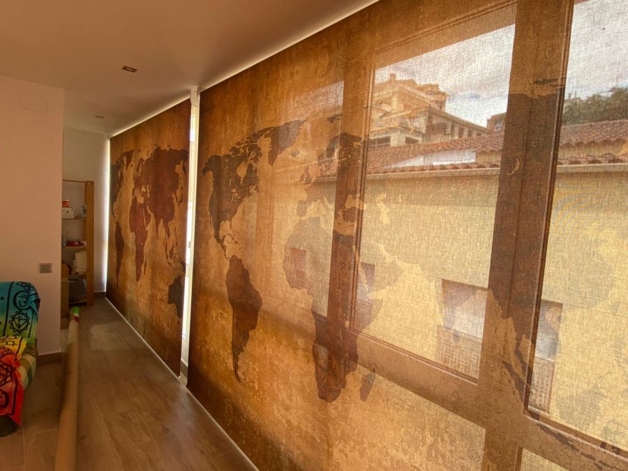 Cortina Enrollable con serigrafia en comedor de vivienda en Barcelona