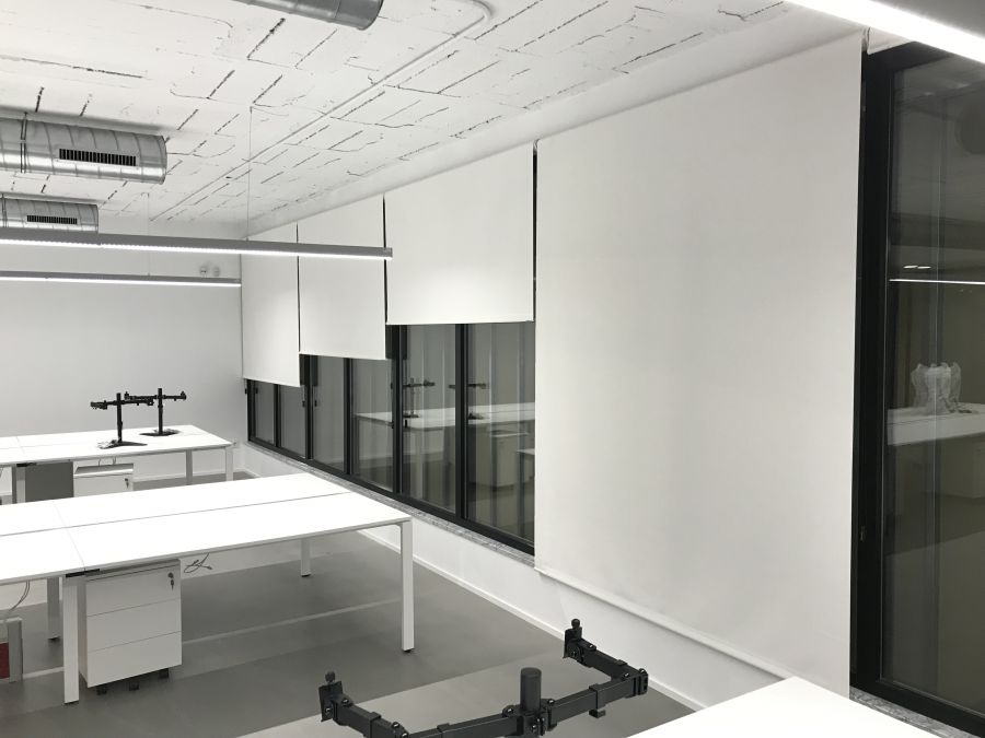 Cortinas enrollables de color blanco, con tejido técnico screen en sala de laboratorio de la Travesera de les Corts de Barcelona
