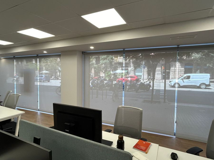 Cortinas enrollables con tejido técnico screen instaladas en ventanales de oficina en Barcelona