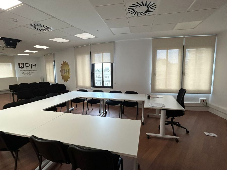 Cortinas enrollables con tejido técnico screen instaladas en oficina del a Via Laietana en Barcelona