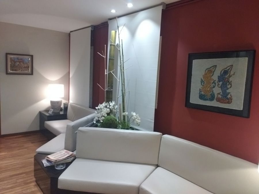 Cortinas enrollables de color blanco, con tejido técnico screen, instaladas en sala de espera de despacho de abogados en Barcelona