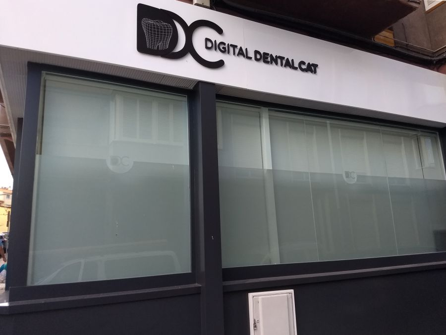Cortinas enrollables opacas de color blanco, instaladas en consulta de dentista en Barcelona
