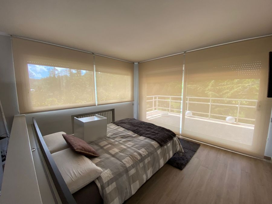 Cortinas enrollables en dormitorio principal en vivienda en Sant Cugat del Vallès