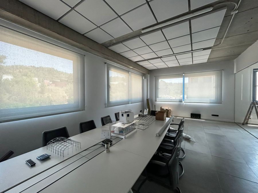 Cortinas enrollables en sala de reuniones en oficina en Olesa de Montserrat