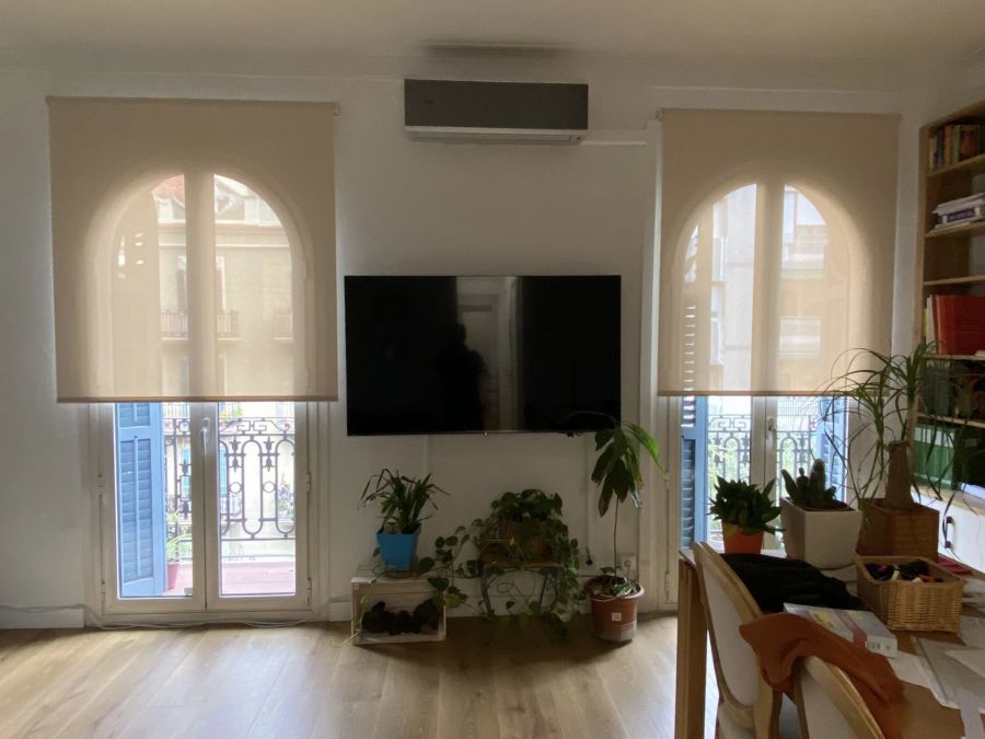 Cortinas enrollables instaladas en comedor de vivienda en Barcelona