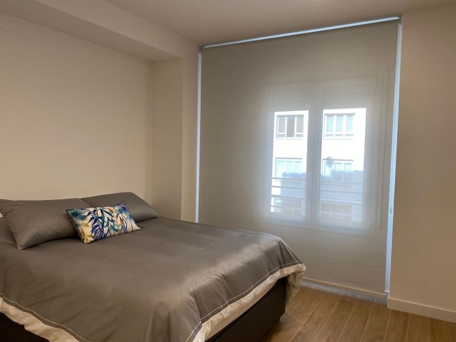 Cortinas enrollables instaladas en dormitorio principal en el barrio de Sarrià en Barcelona