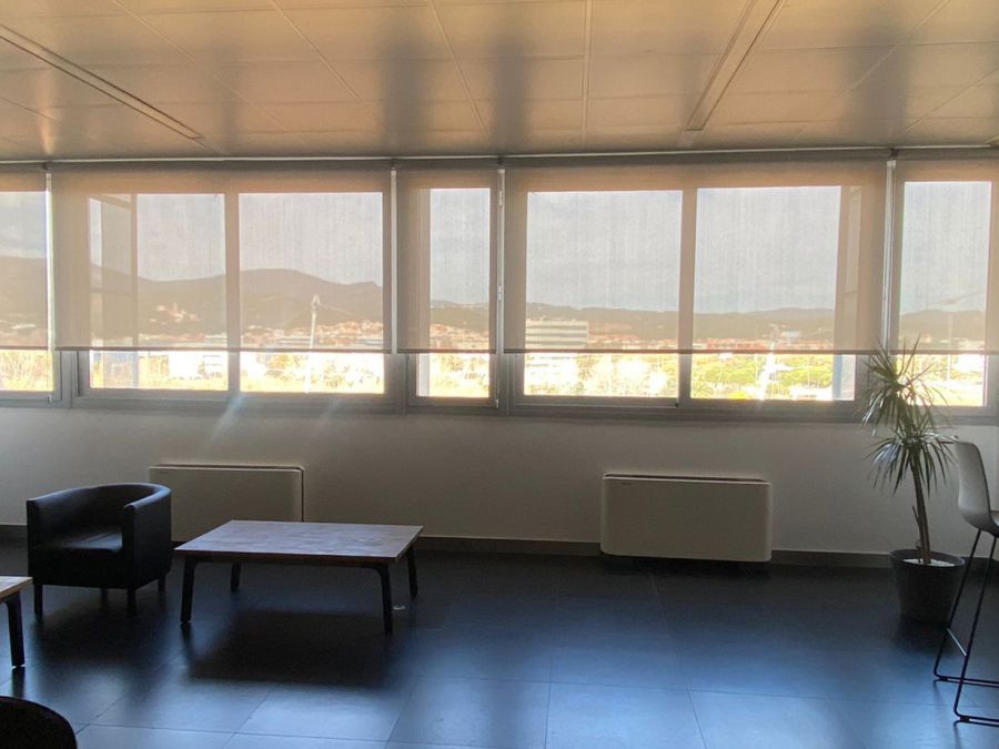 Cortinas enrollables instaladas en oficina en Castelldefels