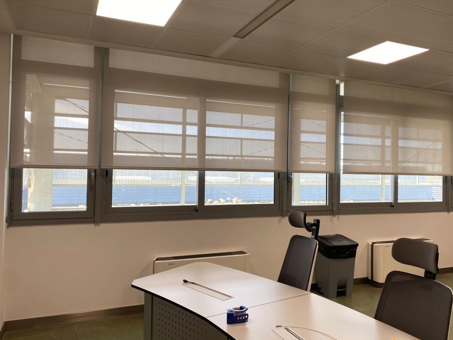 Cortinas enrollables instaladas en oficina en Castelldefels, sala común