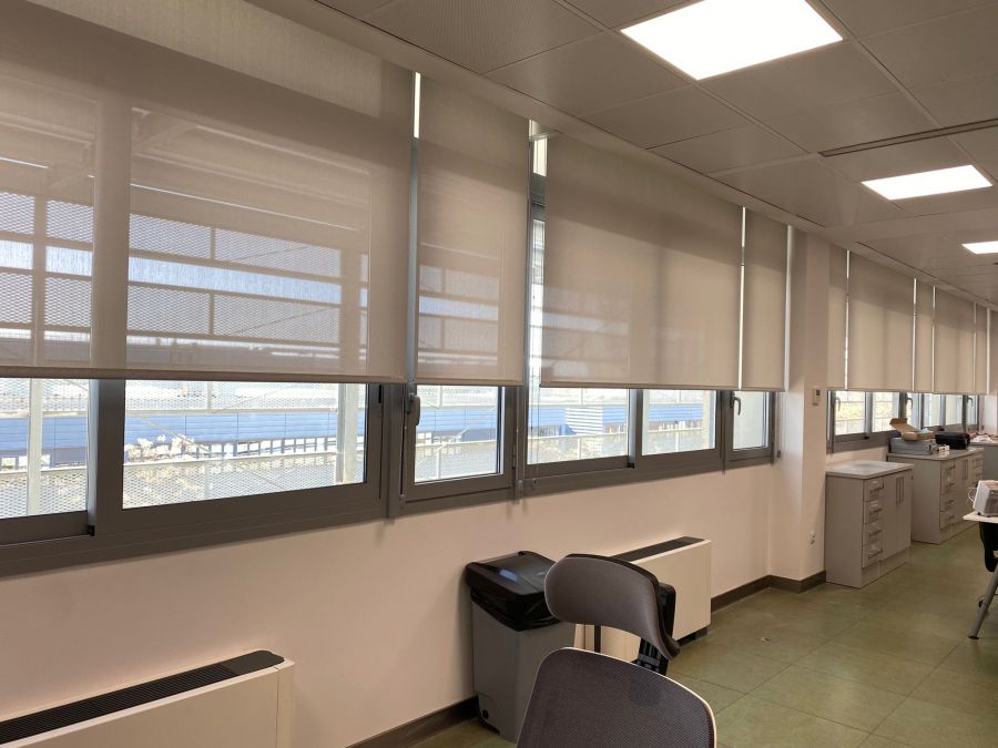 Cortinas enrollables instaladas en oficina en Castelldefels