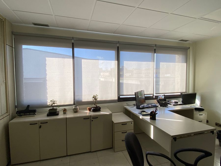 Cortinas enrollables instaladas en oficina en Via Trajana de Barcelona, despacho 1