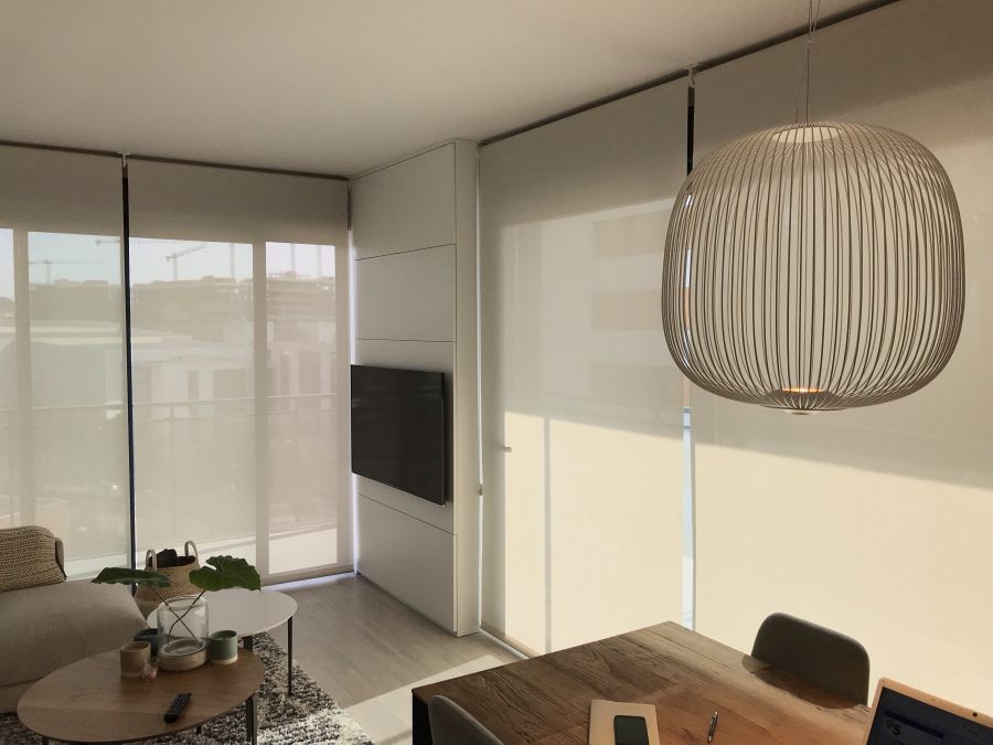cortinas enrollables con tejido técnico screen instaladas en salón de  casa particular en Sant Feliu del Llobregat