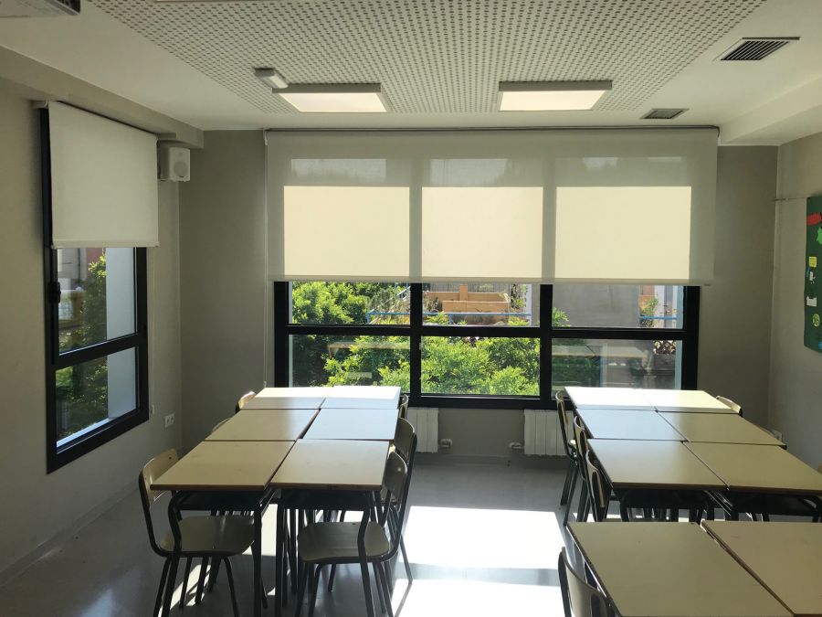 Cortinas enrollables instaladas en una aula de un colegio de Barcelona