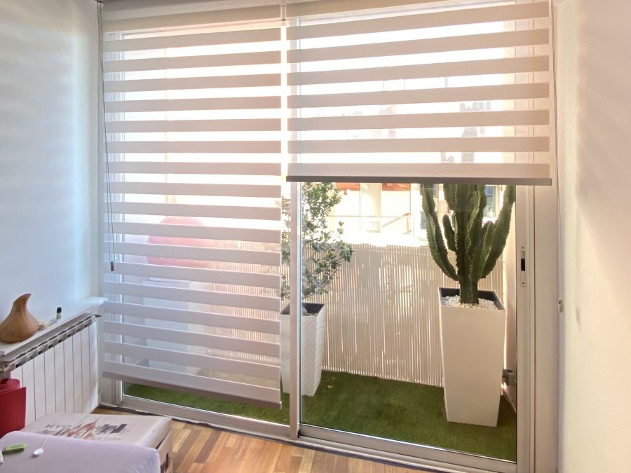 cortinas_enrollables_neolux_noche_y_dia_con_cajon_instaladas_en_comedor_de_vivienda_en_barcelona.