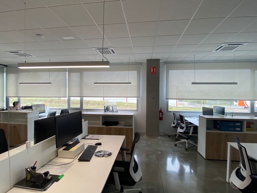 Cortinas enrollables con tejido técnico screen instaladas en unas oficinas en Avino, Barcelona
