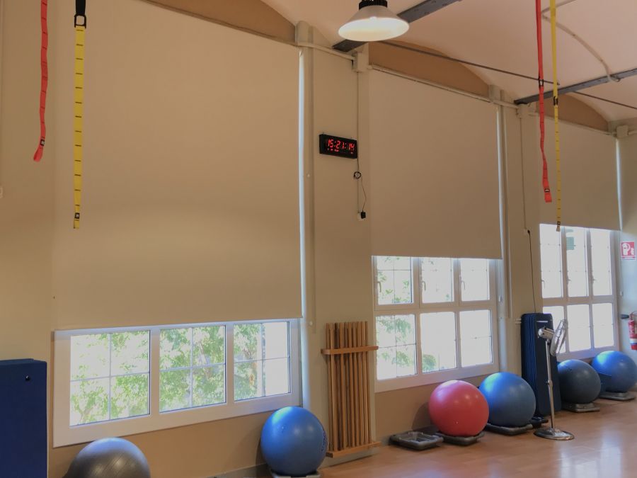 Cortinas opacas enrollables en sala de fitness en gimnasio de Barcelona