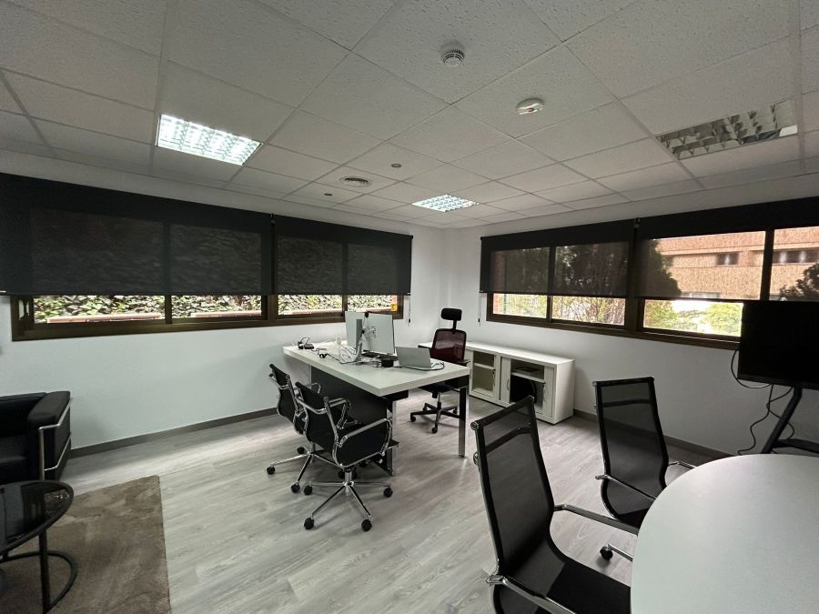 Cortinas enrollables tejido screen instaladas en despacho en Sant Just Desvern