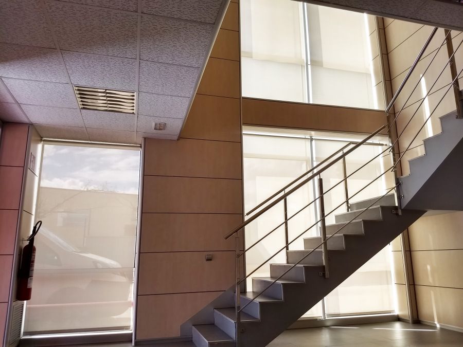  cortinas_enrollables_tejido_tecnico_screen_blanco_perla_para_oficina_en_barbera_del_valles_vista_escalera