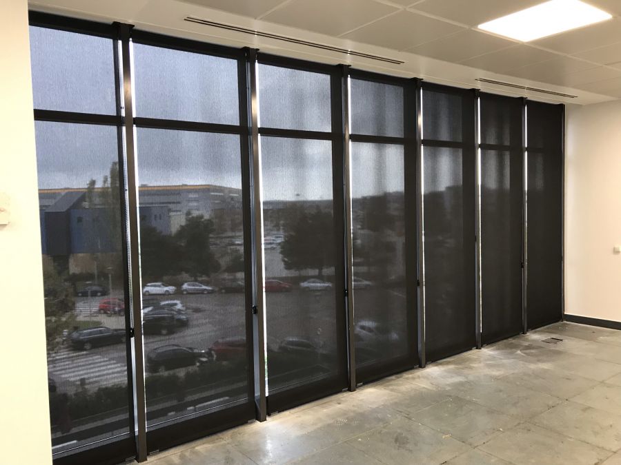 cortinas_enrollables_tejido_tecnico_screen_en_oficina_en_la_avinguda_diagonal_de_barcelona.jpg