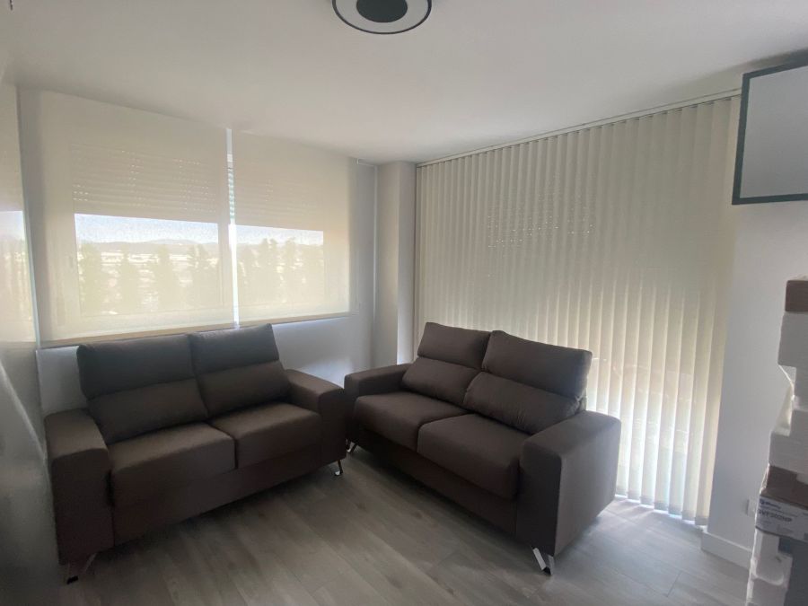 cortinas_enrollables_y_verticales_en_salon_de_vivienda_de_sant_cugat_del_valles