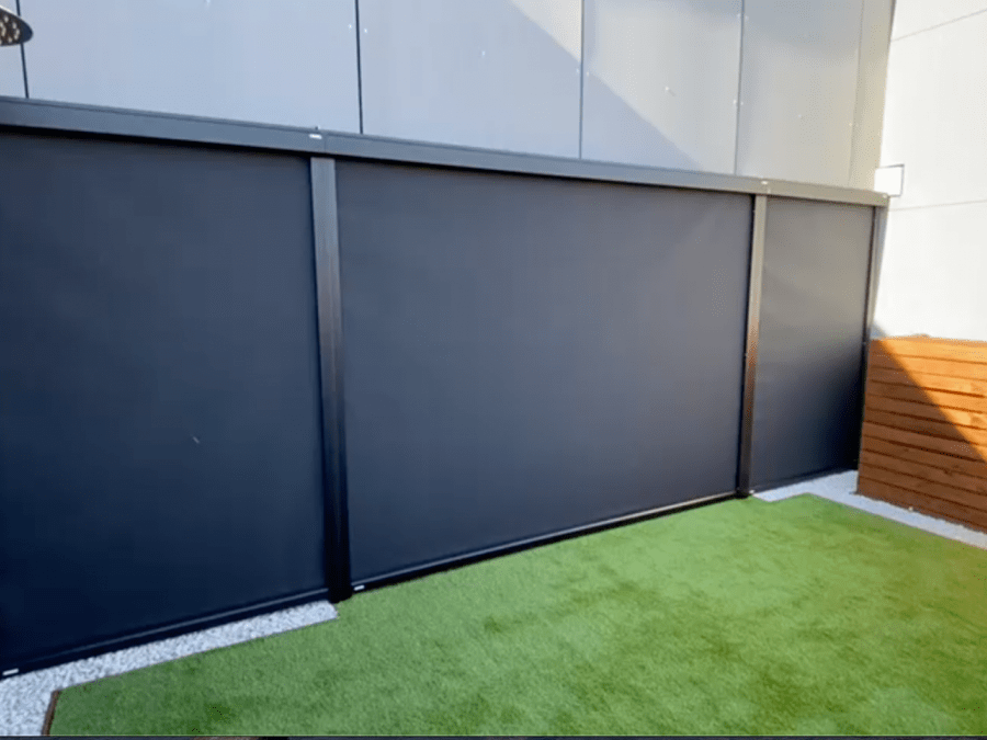 Cortinas para exterior, cortinas enrollables con cremallera y guías laterales en terraza de vivienda
