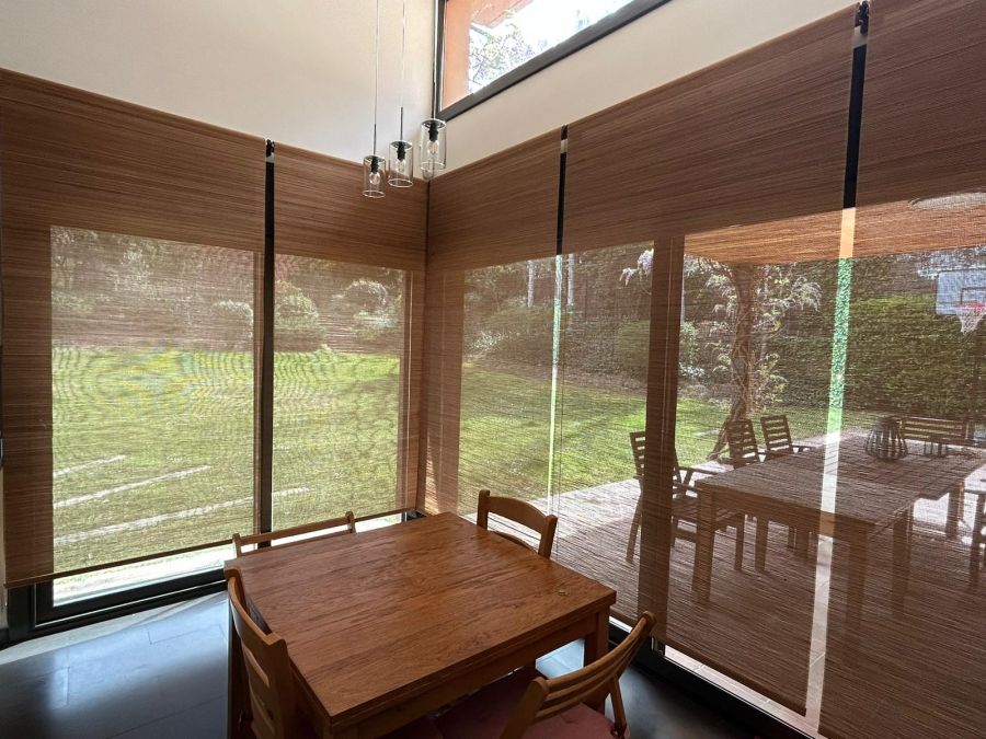 Cortinas fibras naturales en vivienda en Valldoreix