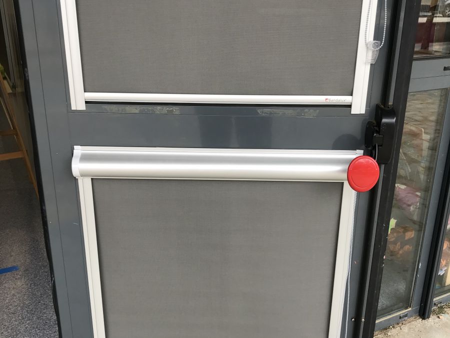 Cortinas fit instaladas en puerta de aula de colegio en El Vendrell