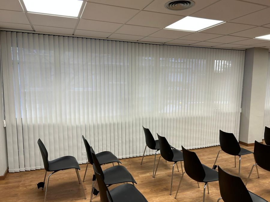 Cortinas verticales de lamas de 89mm en oficina en Barcelona