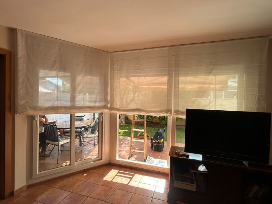 Cortinas paquetto con tejido poliéster instaladas en comedor