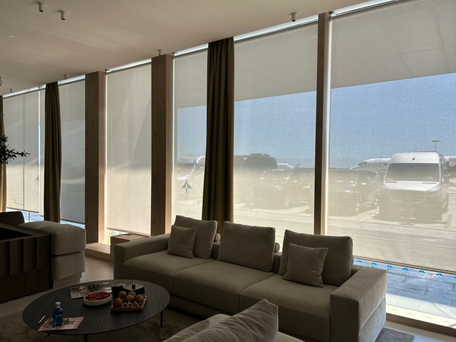 Cortinas enrollables con tejido técnico screen instaladas en terminal de jets en el aeropuerto de Barcelona Cortinas enrollables con tejido técnico screen de color blanco instaladas en terminal de jets en el aeropuerto de Barcelona