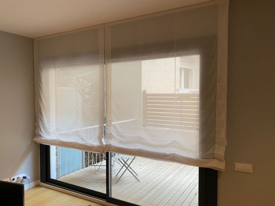 cortinas_plegables_instaladas_en_comedor_de_vivienda_en_barcelona