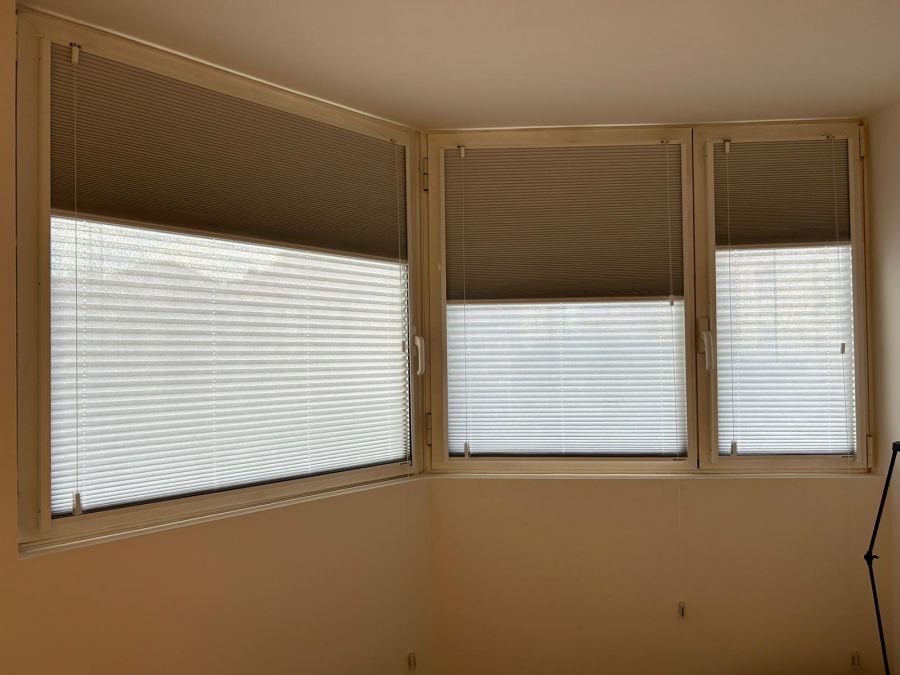 Instalación de cortinas plisadas con tejido cell en vivienda de Barcelona