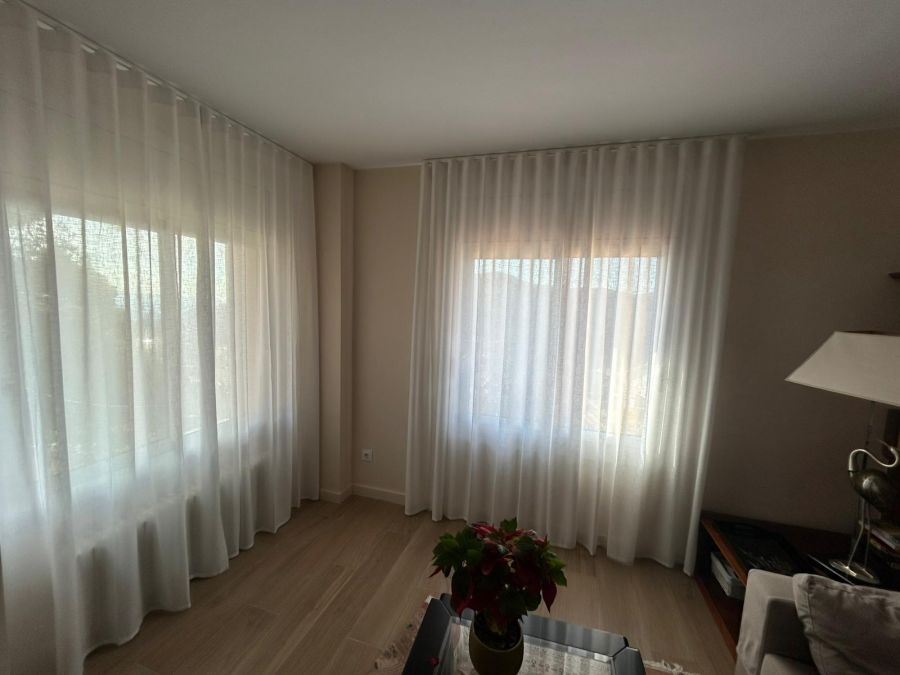 Cortinas tradicionales con onda perfecta de color blanco,  instaladas en Cobera del Llobregat