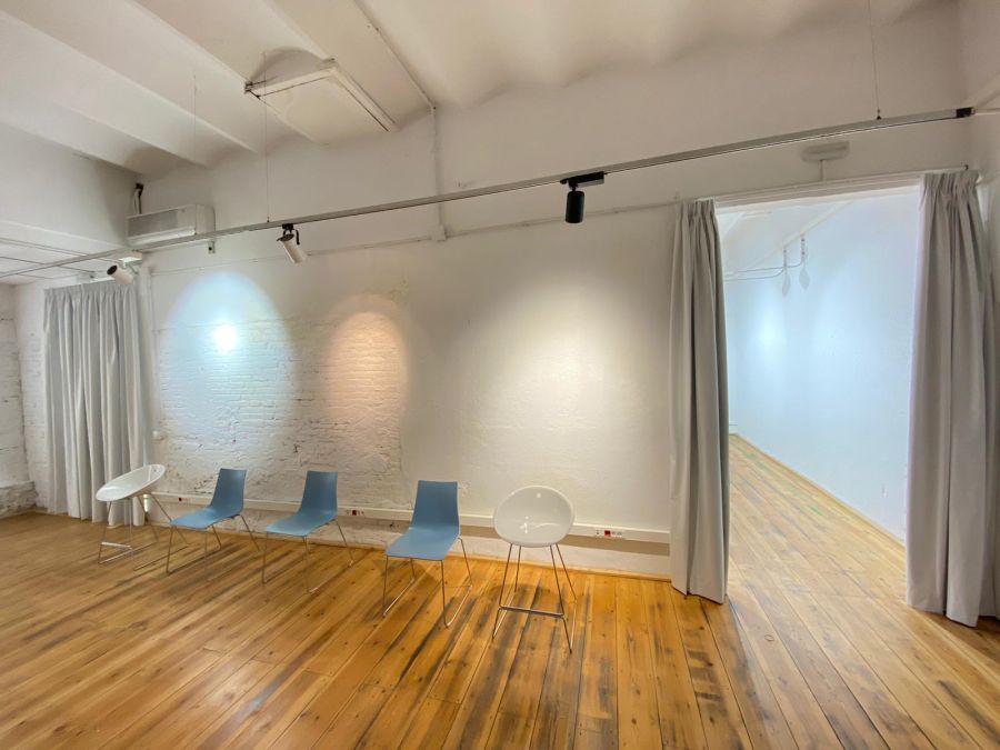 cortinas tradicionales opacas blancas instaladas en una fundación en la calle Mallorca de Barcelona, dos puertas