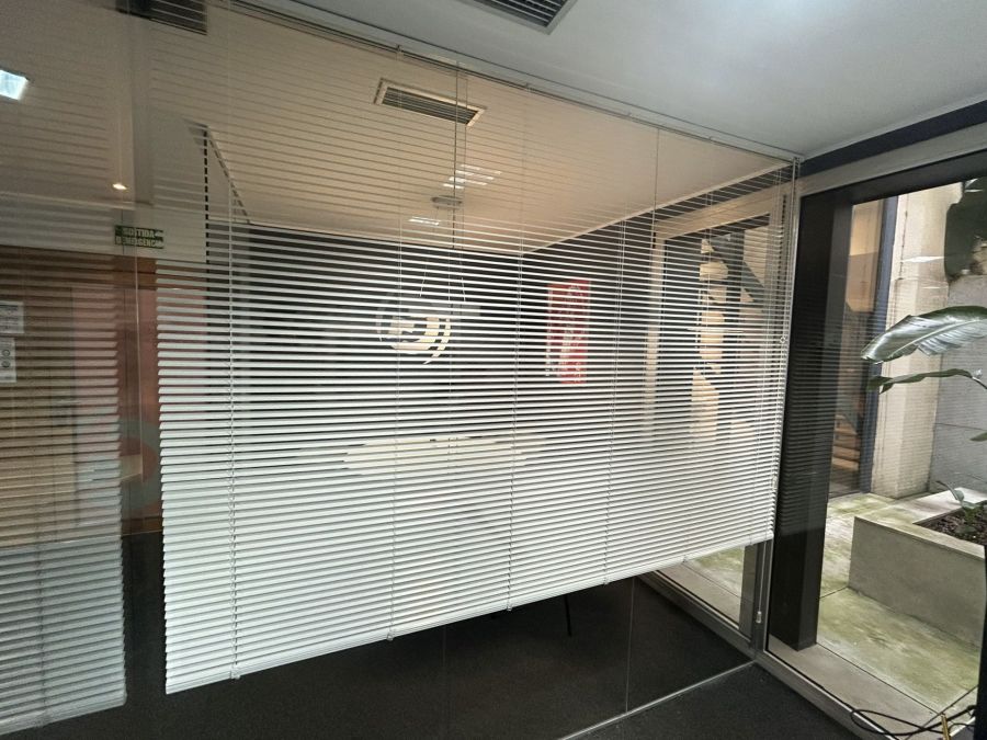 Cortina veneciana con lamas de aluminio instaladas en oficina de Barcelona