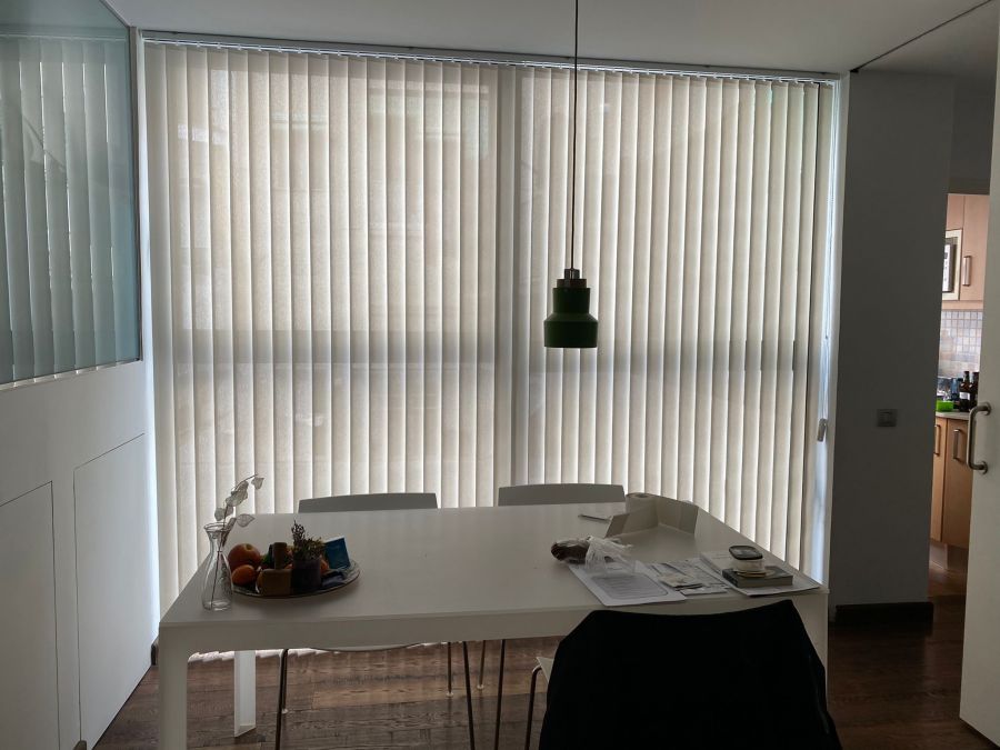  cortinas_verticales_instaladas_en_salon_comedor_de_vivienda_de_barcelona